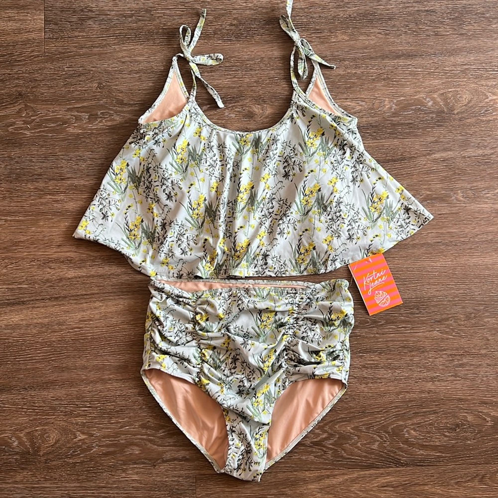 Kortni Jeane Set. Great Condition. Bottoms are maternity and new with tags!